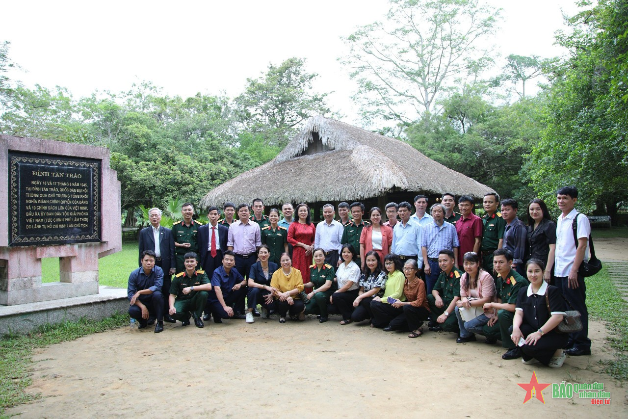 Văn phòng Học viện Chính trị hành quân về nguồn, đền ơn đáp nghĩa